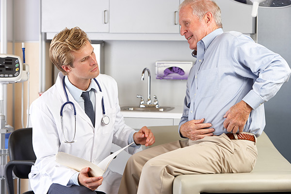 Image of man speaking with doctor about his hip 